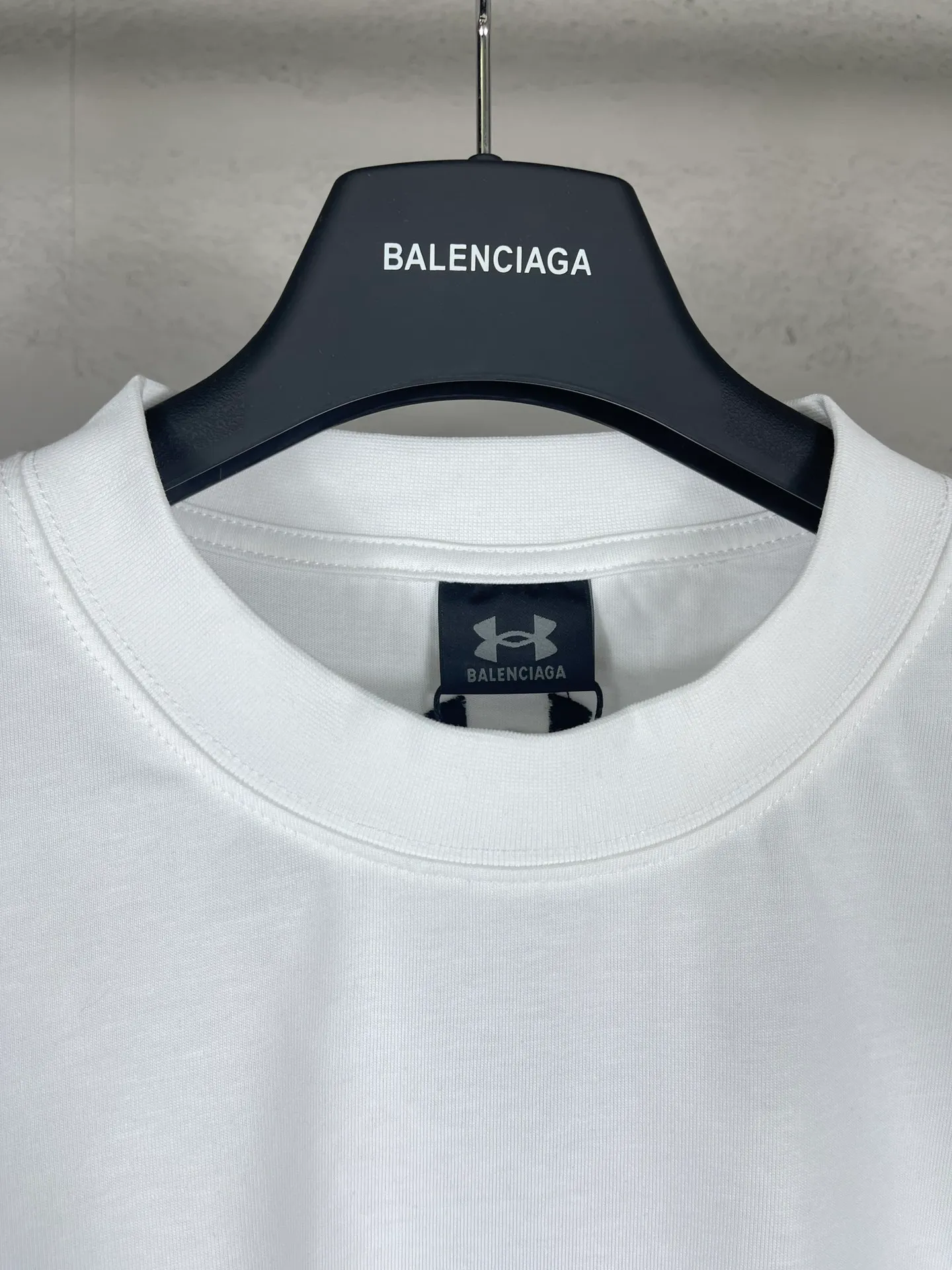 【 . Quality】BALENCI*GA/ Under Armour T # SS 24 New Arrival。 ， 。 。 ZP 。 260 ， . ， 。 。Classic LOGO ， ， ， 。 . 。 OS . Same Style ：BL 223372 ：Black，Red，White Size：XS S M L